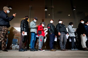 Ciudadanos indonesios hacen fila en