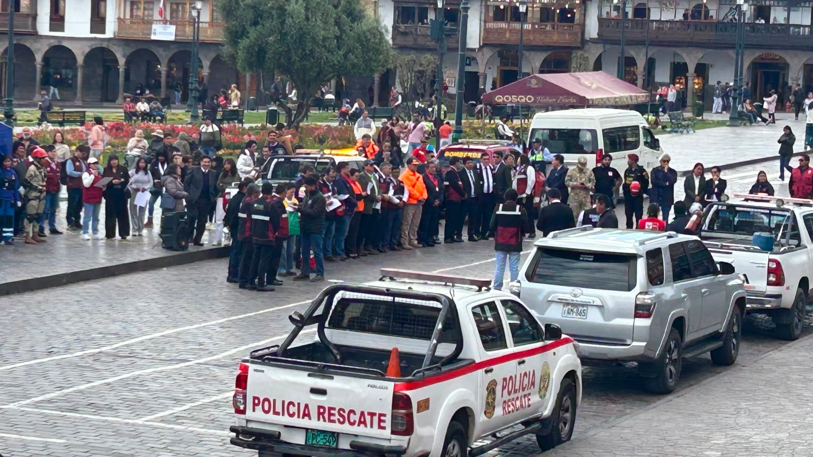Equipos de emergencia y ciudadanos participan en el II Simulacro Nacional Multipeligro 2026 en la Plaza de Armas de Cusco, Perú, practicando protocolos de respuesta ante desastres. (Infobae / Marilyn Corrales)