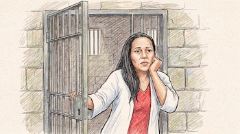 Dibujo a lápiz de color de una mujer con cabello oscuro en la puerta abierta de una celda con paredes de piedra.