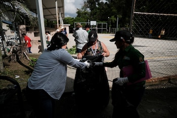 La Secretaría de Salud pidió a las familias eliminar criaderos del mosquito transmisor, desechar recipientes con agua y mantener tapados los depósitos. REUTERS/Yoseph Amaya