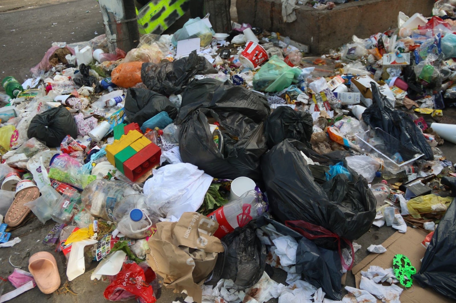 CIUDAD DE MÉXICO, 1 de enero 2023.- Tiradero de basura en plena vía pública en la calle de Doctor Velasco, en la alcaldía Cuauhtémoc. Foto: Victoria Valtierra Ruvalcaba / Cuartoscuro.com