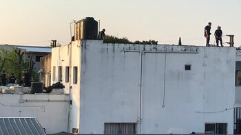 Personal policial trabajando en la