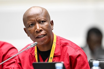 La sentencia a Malema incluye cargos por posesión ilegal de arma y municiones (Europa Press)