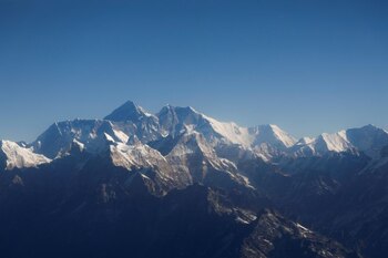 FOTO DE ARCHIVO. El Monte Everest, la montaña más alta del mundo, puede verse junto a otras cumbres de los Himalaya desde un avión que despegó en Katmandú, Nepal. Enero 15, 2020. REUTERS/Monika Deupala