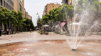 El calor mantiene en aviso amarillo o naranja a gran parte del país, con Cádiz en riesgo por viento y olas