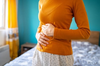 Comer rápido o con la boca abierta hace que entre más aire al sistema digestivo