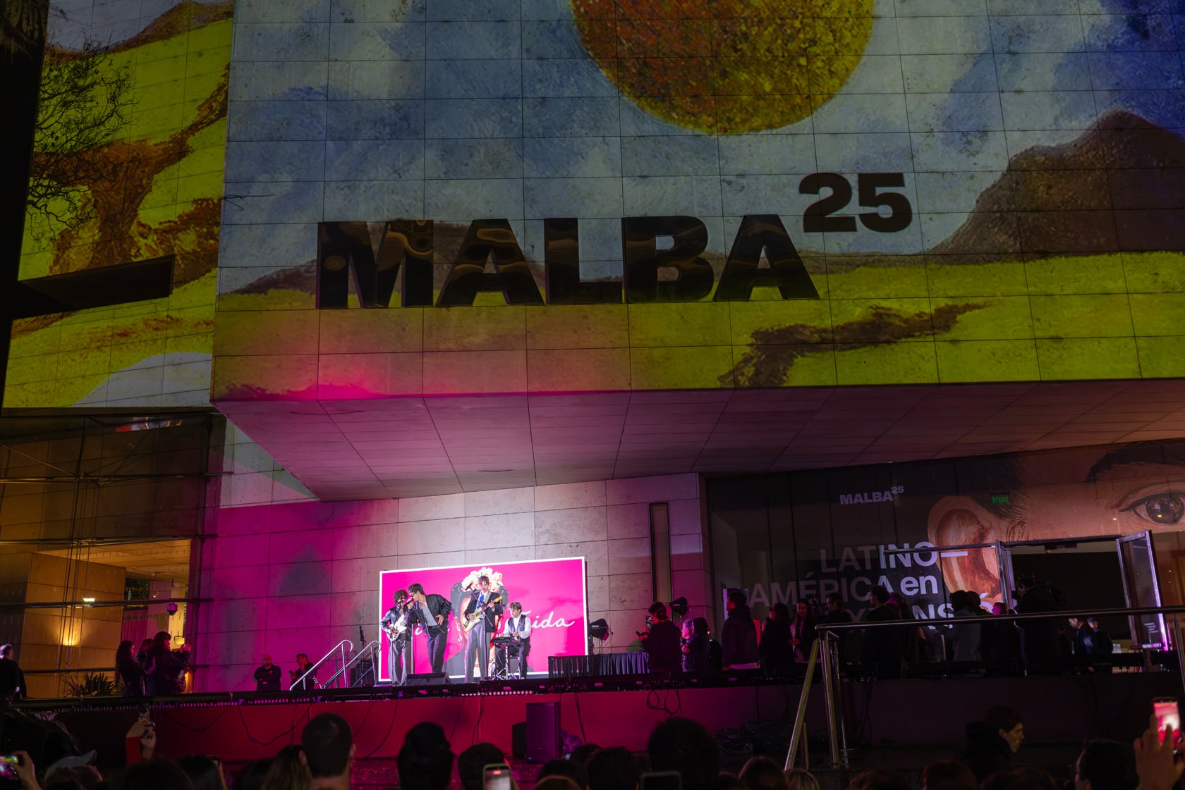 La banda argentina Silvestre y La Naranja cerró la jornada de la Semana de la Alta Costura en el Malba. (SAC MALBA)
