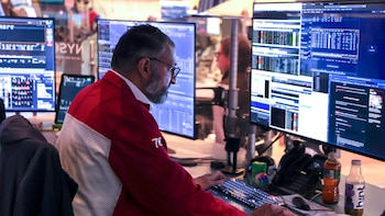 Semana compleja y lunes “a todo o nada”: los mercados operaban con tensión en la noche del domingo