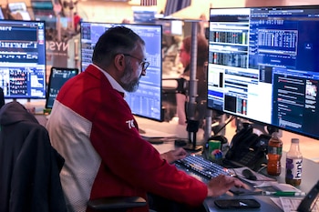 Un operador trabaja en el parqué de la Bolsa de Nueva York (NYSE) tras la apertura de la sesión en Nueva York, EE. UU.. EFE/ Sarah Yenesel/Archivo
