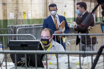 Observadores de cada partido vigilan el conteo de votos en Pittsburgh, Pensilvania (Reuters)
