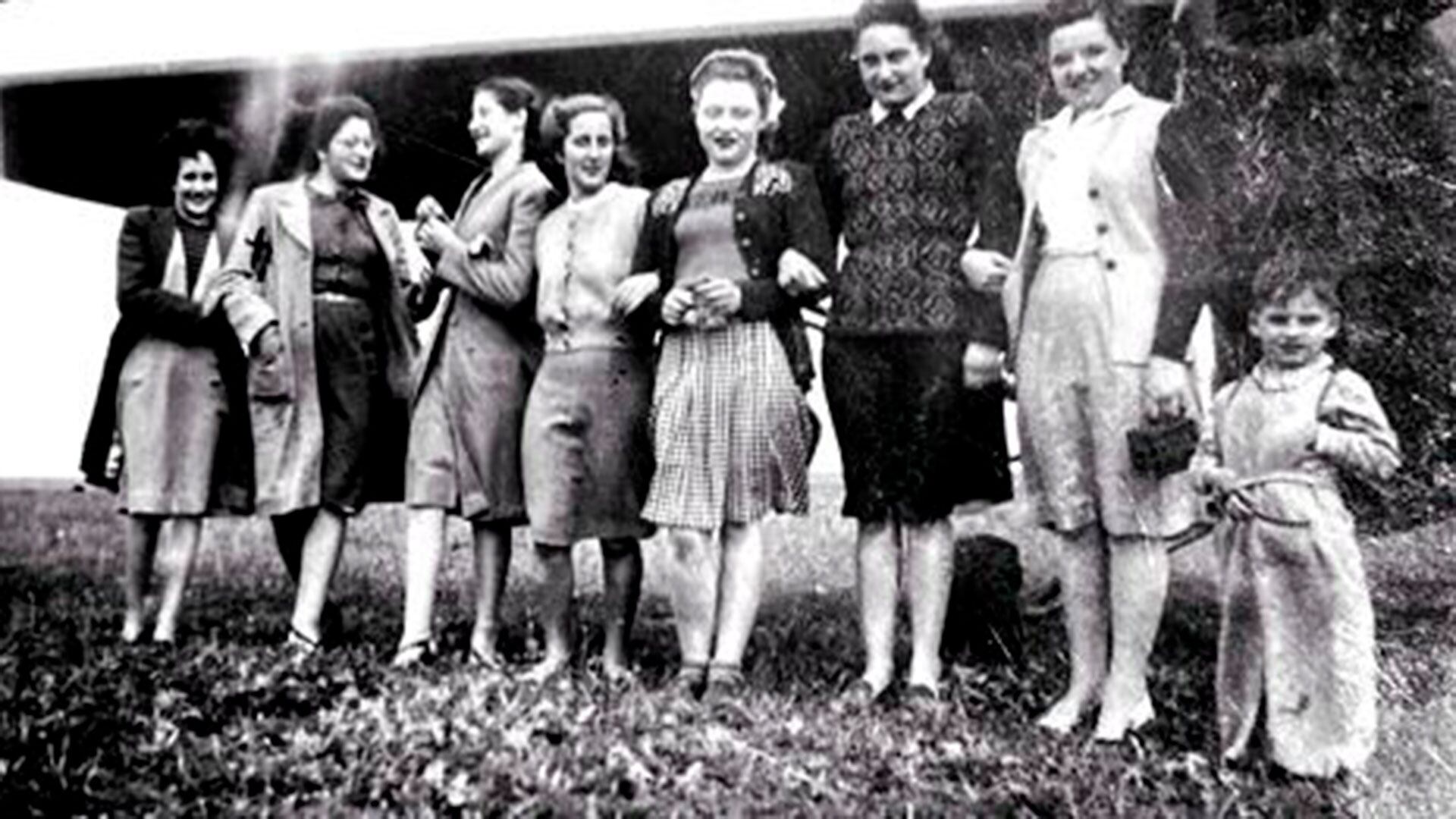 Conce Aramberri, la tercera desde la derecha, se inspiró en Salamone y se convirtió en la primera mujer de Saldungaray en pilotear aviones