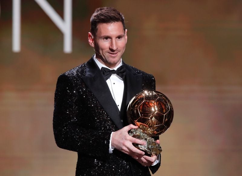 El argentino posa con el Balón de Oro en 2021 (REUTERS/Benoit Tessier)