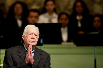 ARCHIVO - El expresidente estadounidense Jimmy Carter enseña en la escuela dominical de la Iglesia Bautista Maranata, el 23 de agosto de 2015, en Plains, Georgia. (AP Foto/David Goldman, archivo)
