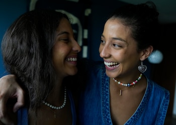 Las gemelas Valeria, izquierda, y Valentina del dúo colombiano Vale ríen durante una entrevista en la Ciudad de México el miércoles 26 de abril de 2023. Vale reveló las inspiraciones de su álbum debut “A contraluz", el cual incluye canciones compuestas durante su adolescencia y otras creadas en colaboración con otros artistas, incluyendo el legendario Elvis Costello. (Foto AP/Fernando Llano)