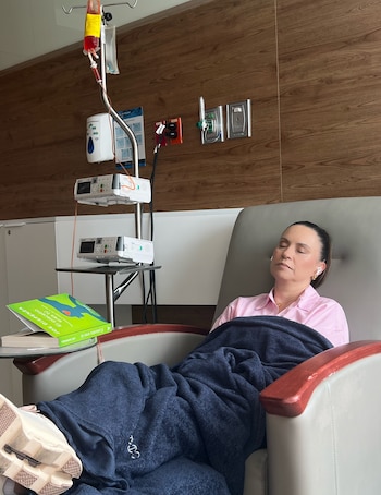 La mánager compartió sus emociones al recibir la primera dosis de quimioterapia, describiendo el día como un hito en su recuperación - crédito @clauserratomanager/ Instagram