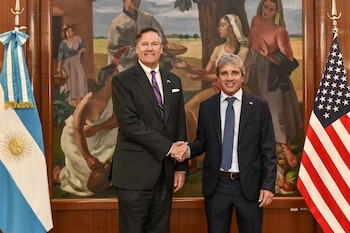 El ministro de Economía, Luis Caputo, se reunión con el subsecretario de Estado de EE.UU., Christopher Landau.