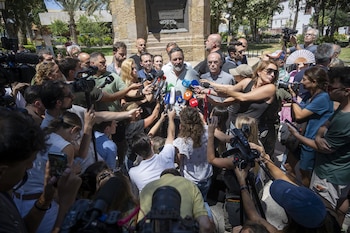 02/08/2026 El presidente de VOX, Santiago Abascal, atiende a los medios, en la plaza de África, a 2 de agosto de 2026, en Ceuta (España). El presidente de VOX se encuentra en Ceuta para abordar las consecuencias de la crisis migratoria.
POLITICA
Marcos Moreno - Europa Press