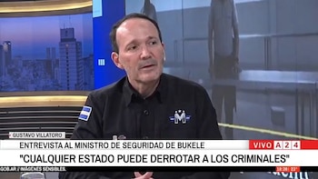 El periodista Eduardo Feinmann en un estudio de televisión con un gráfico informativo de América 24 sobre un fondo urbano nocturno