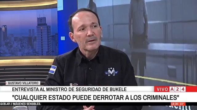 El periodista Eduardo Feinmann entrevista en el canal América 24 a Gustavo Villatoro, ministro de Seguridad de El Salvador. (Canal América 24)