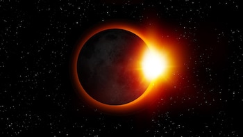 La OCU recuerda que las únicas gafas adecuadas para el eclipse son las específicas para la observación directa del Sol