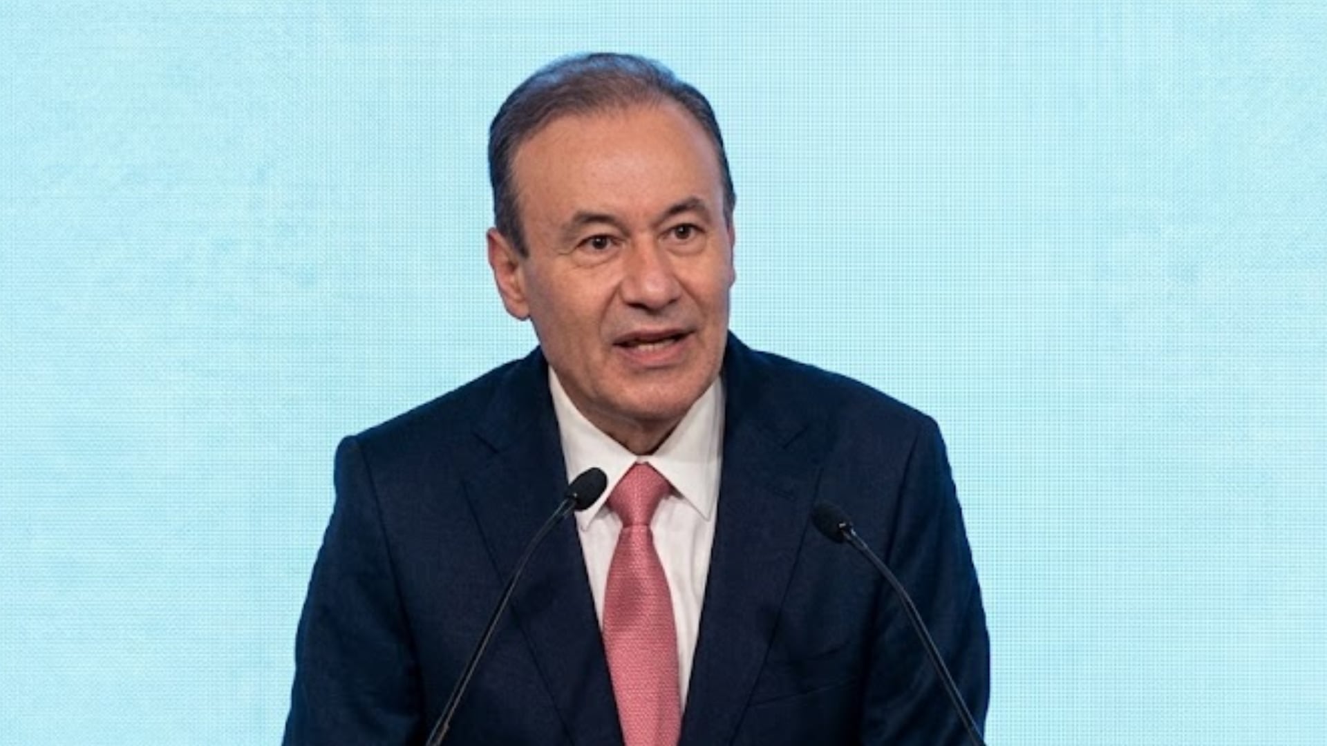 El gobernador de Sonora, Alfonso Durazo, habla en un evento oficial sobre los trámites de visado con Estados Unidos. (Youtube | Gobierno de Sonora )