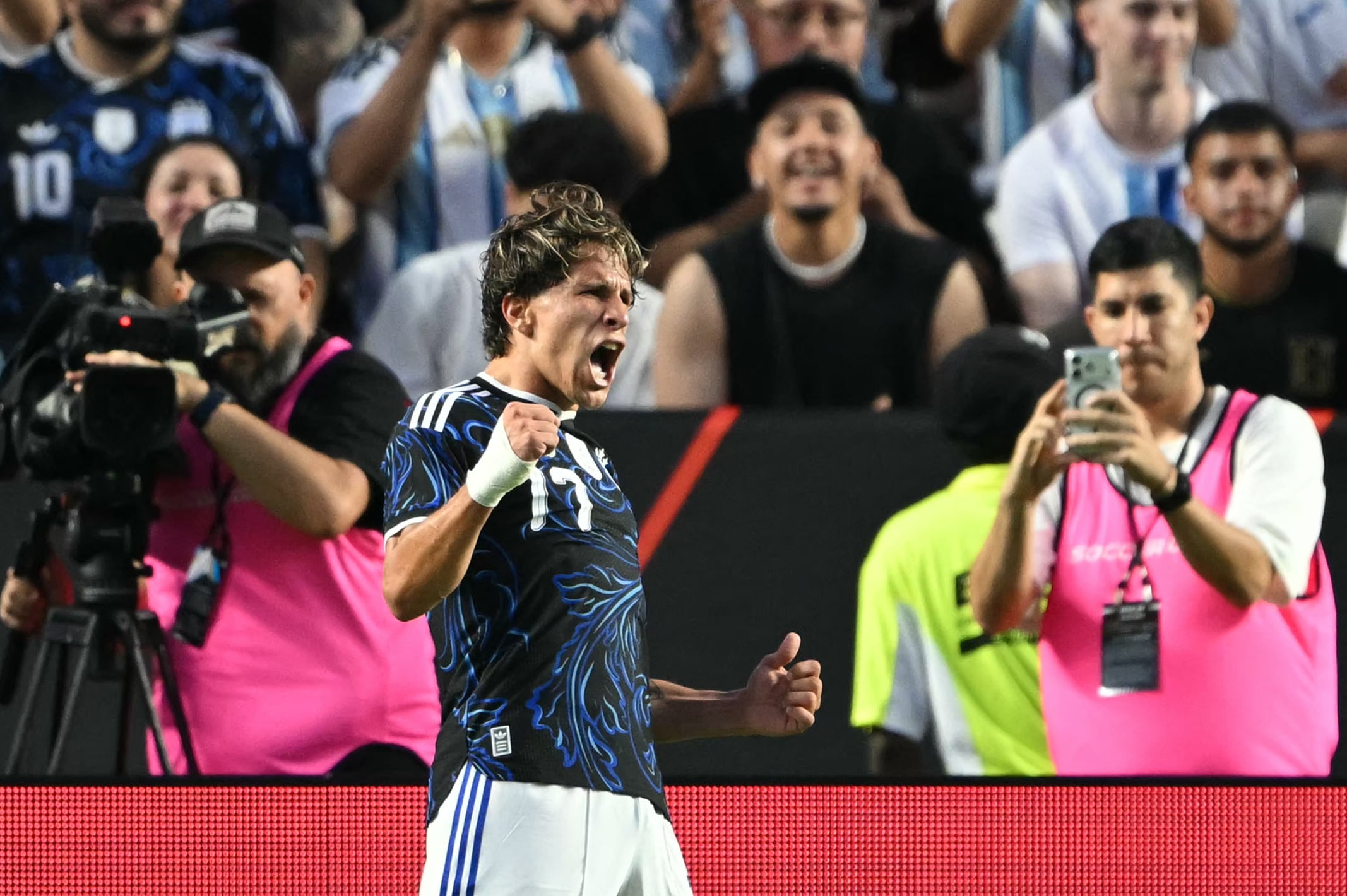 Giuliano Simeone volvió a celebrar un gol con la selección argentina en el amistoso ante Honduras (Photo by RONALDO SCHEMIDT / AFP)
