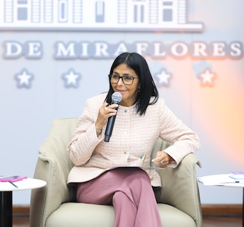 Fotografía cedida de la presidenta encargada de Venezuela, Delcy Rodríguez, hablando durante un acto de gobierno este 22 de mayo de 2026, en Caracas (Venezuela). EFE/ Palacio de Miraflores