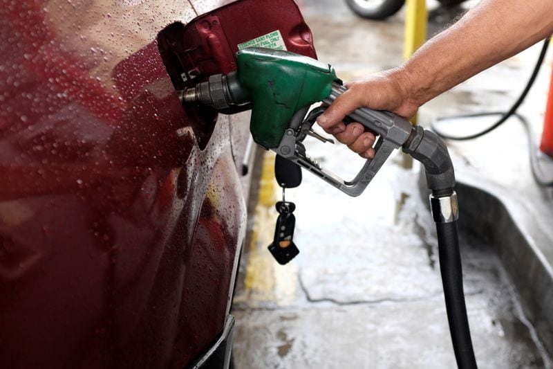 Un trabajador abastece de combustible a un automóvil en una estación de servicio de la compañía petrolera estatal venezolana PDVSA, en Caracas (REUTERS/Marco Bello/Archivo)