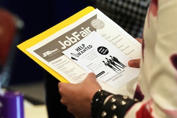 Un participante en una feria de empleos en Sunrise, Florida. El mercado laboral estadounidense sumó un promedio de 188.000 puestos mensuales entre marzo y mayo de 2026 tras un 2025 marcado por la incertidumbre (AP foto/Marta Lavandier/Archivo)