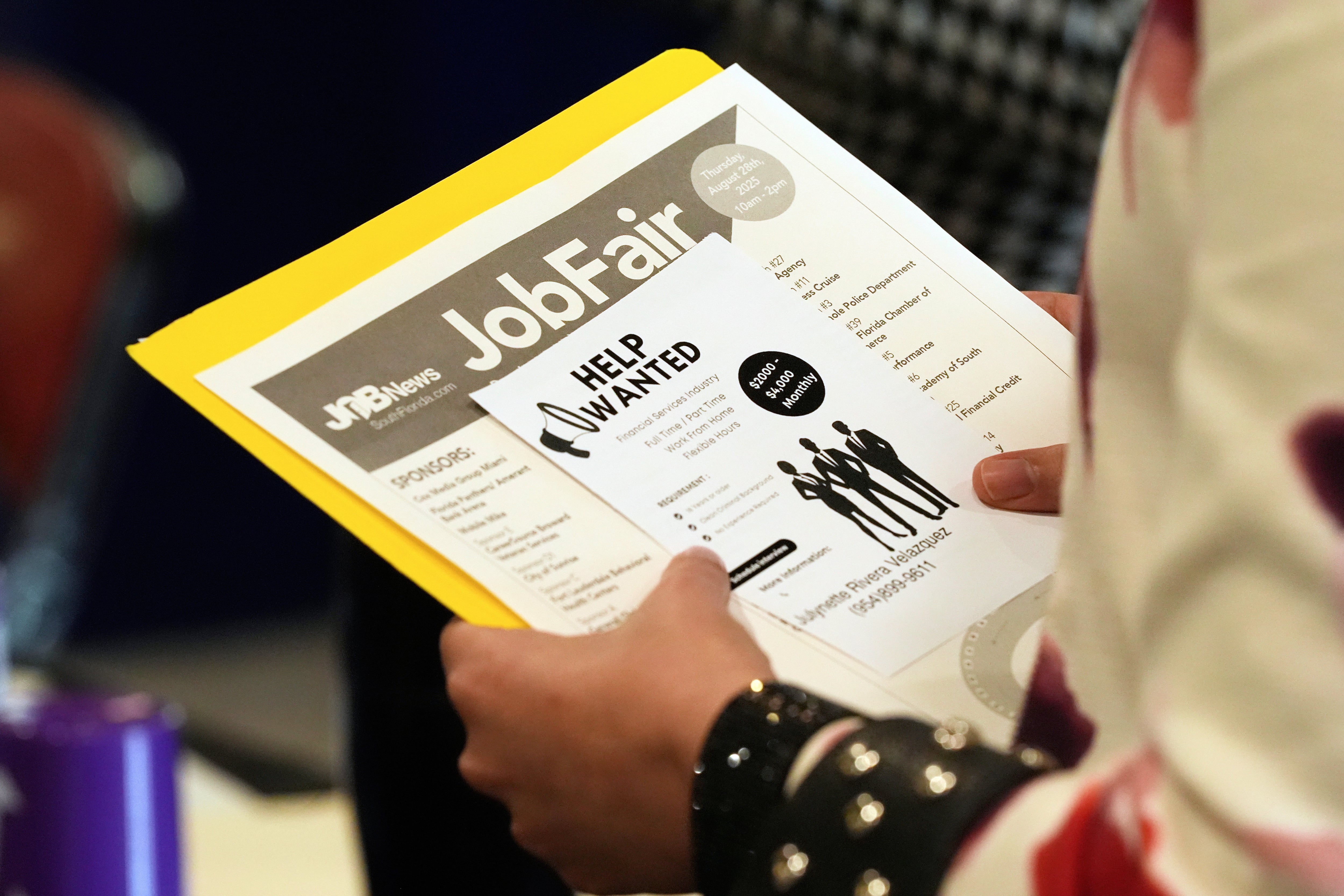 Un participante en una feria de empleos en Sunrise, Florida. El mercado laboral estadounidense sumó un promedio de 188.000 puestos mensuales entre marzo y mayo de 2026 tras un 2025 marcado por la incertidumbre (AP foto/Marta Lavandier/Archivo)