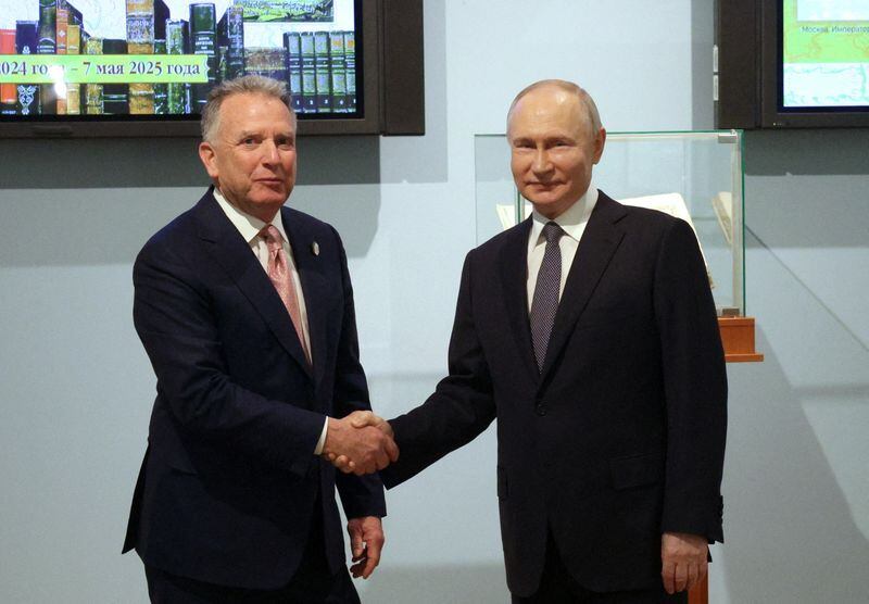 El presidente ruso, Vladímir Putin, estrecha la mano del enviado especial del presidente estadounidense, Donald Trump, Steve Witkoff (Gavriil Grigorov/REUTERS)