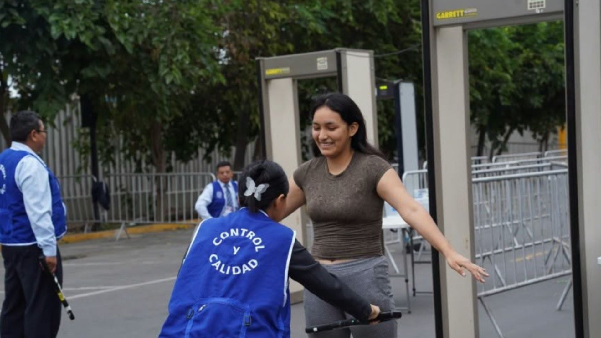 Cientos de jóvenes acudieron a la ciudad universitaria desde tempranas horas para competir por una vacante en la Decana de América - Créditos: UNMSM.