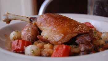 Así es la cassoulet, el plato típico francés que se asemeja a la fabada española: un rico guiso de alubias blancas y carne
