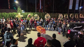 Exigen justicia por asesinato de operador de grúa en Naucalpan que se negó a pagar extorsión: colocan féretro en Periférico Norte