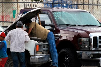 Vendedores ofertan vehículos irregulares traídos desde Estados Unidos ayer, en Ciudad Juárez, en el estado de Chihuahua (México). EFE/ Luis Torres