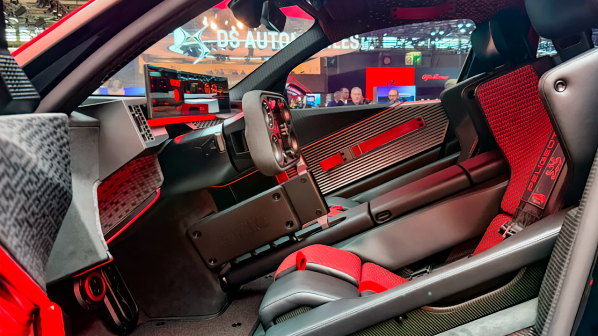 El interior del prototipo Peugeot E-T16 muestra centralmente el nuevo volante Hypersquare en el Salón de París 2026.