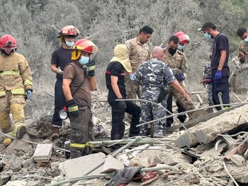 Miembros de la Defensa Civil trabajan en un lugar dañado por un ataque aéreo israelí (REUTERS/Omar Ibrahim)