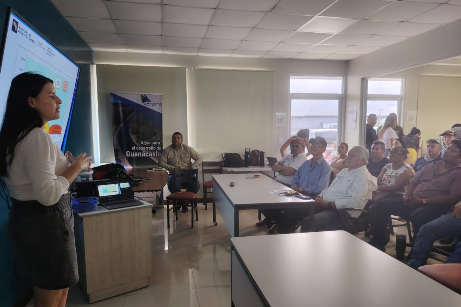Integrantes del MINAE y el MAG durante una de las charlas sobre el Fenómeno de El Niño en la región del Pacífico Norte. Cortesía: MINAE
