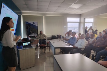 Integrantes del MINAE y el MAG durante una de las charlas sobre el Fenómeno de El Niño en la región del Pacífico Norte. Cortesía: MINAE