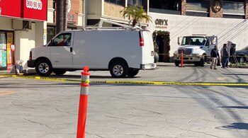 Una camioneta con seis cuerpos