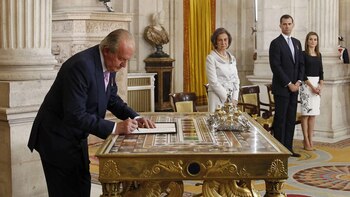 Juan Carlos I durante la firma de su abdicación (EFE).