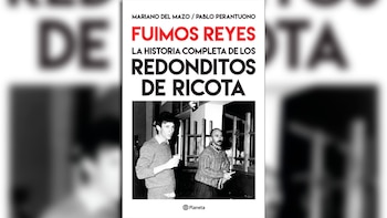 Primer plano de la portada del libro "Fuimos Reyes" con letras rojas y negras, y una foto en blanco y negro de dos hombres, uno sosteniendo una taza