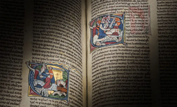 Manuscrito medieval abierto con páginas de pergamino amarillo oscuro, mostrando texto manuscrito y dos grandes miniaturas iluminadas de figuras a caballo en combate