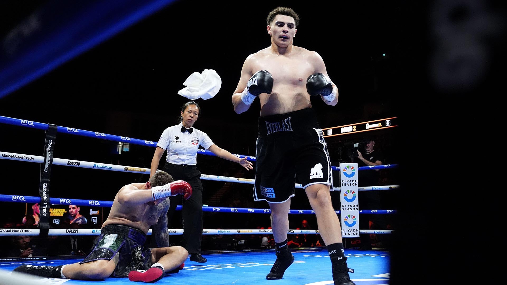 Tiraron la toalla pero la árbitra dejó que siguiera el combate
