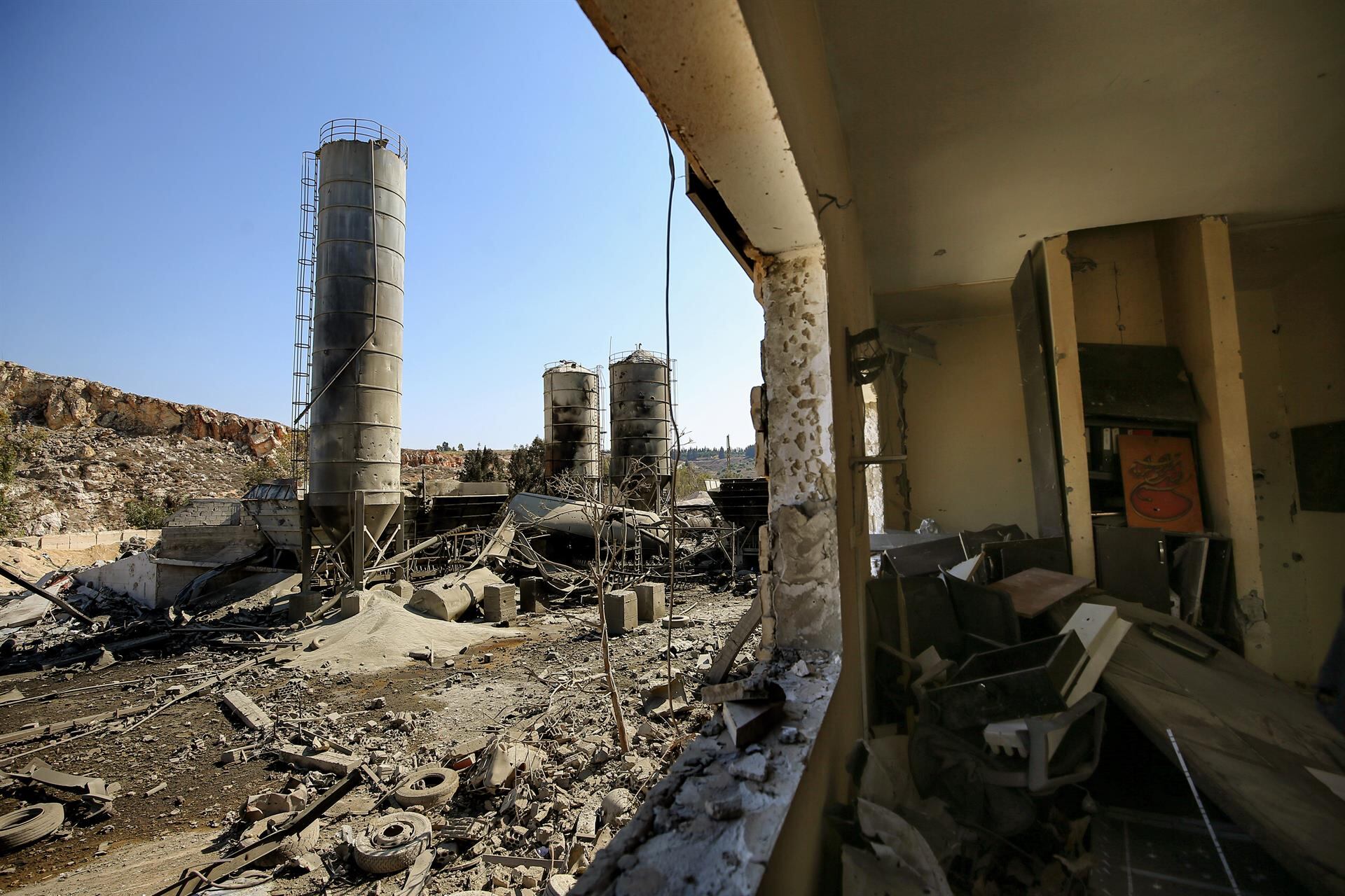 El ejército israelí lanzó este lunes bombardeos contra posiciones identificadas como infraestructuras de Hezbollah y lanzaderas de cohetes en el valle de la Becá y en varias localidades del sur del país