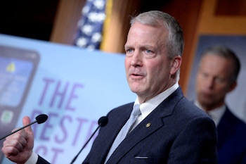 Daniel J. Sullivan lanzó su candidatura al Senado por su malestar con Dan S. Sullivan y sostuvo que el senador no es receptivo frente a sus votantes en Alaska (REUTERS/Bonnie Cash).