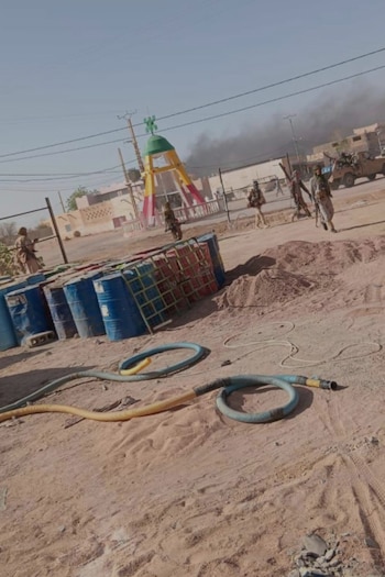 Esta imagen publicada por el Frente de Liberación de Azawad muestra milicianos en las calles de Kidal, en el norte de Mali, el sábado 25 de abril de 2026. (Frente de Liberación de Azawad/ ViaAP)