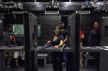 Odimir Moraes practica tiro al