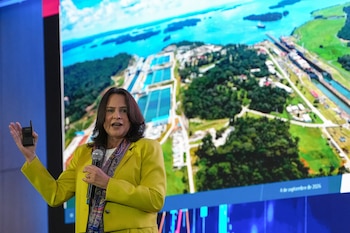 La administradora del Canal de Panamá, Ilya Espino de Marotta, interviene durante una cumbre financiera internacional en Ciudad de Panamá. (Foto AP/Matias Delacroix)