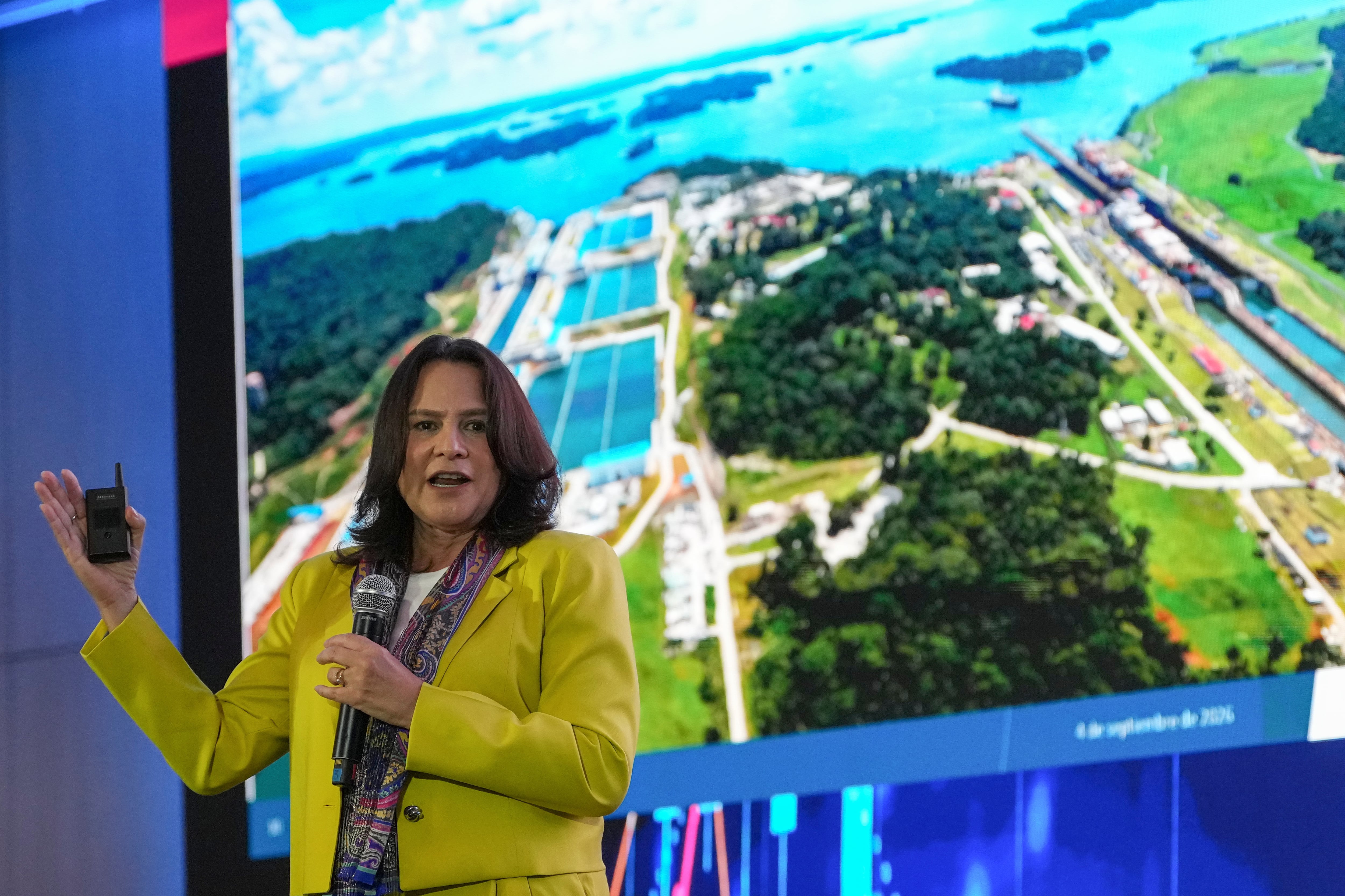 La administradora del Canal de Panamá, Ilya Espino de Marotta, interviene durante una cumbre financiera internacional en Ciudad de Panamá. (Foto AP/Matias Delacroix)
